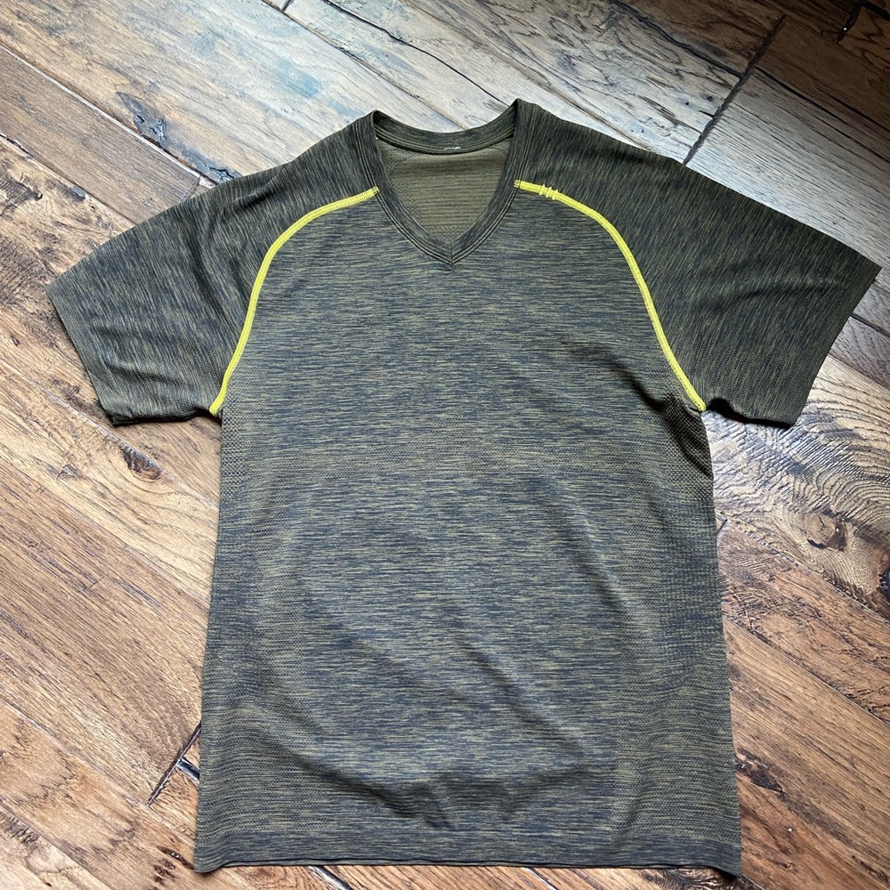Lululemon men’s v neck metal vent tech shirt NWOT